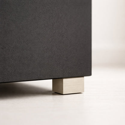 Zoom table basse design noire, pied discret et finition mate, détails soignés pour un style contemporain.