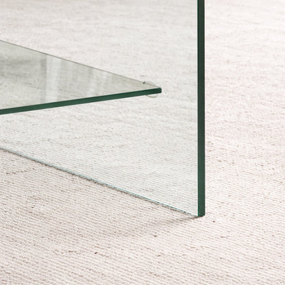 Détail de la table basse en verre design avec plateau transparent et finitions soignées, rendu haut de gamme