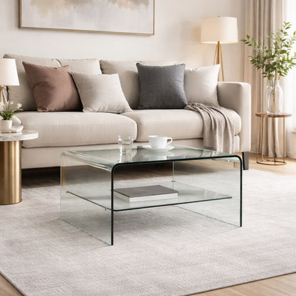 Table basse en verre design installée dans un salon moderne, mobilier clair et style contemporain élégant