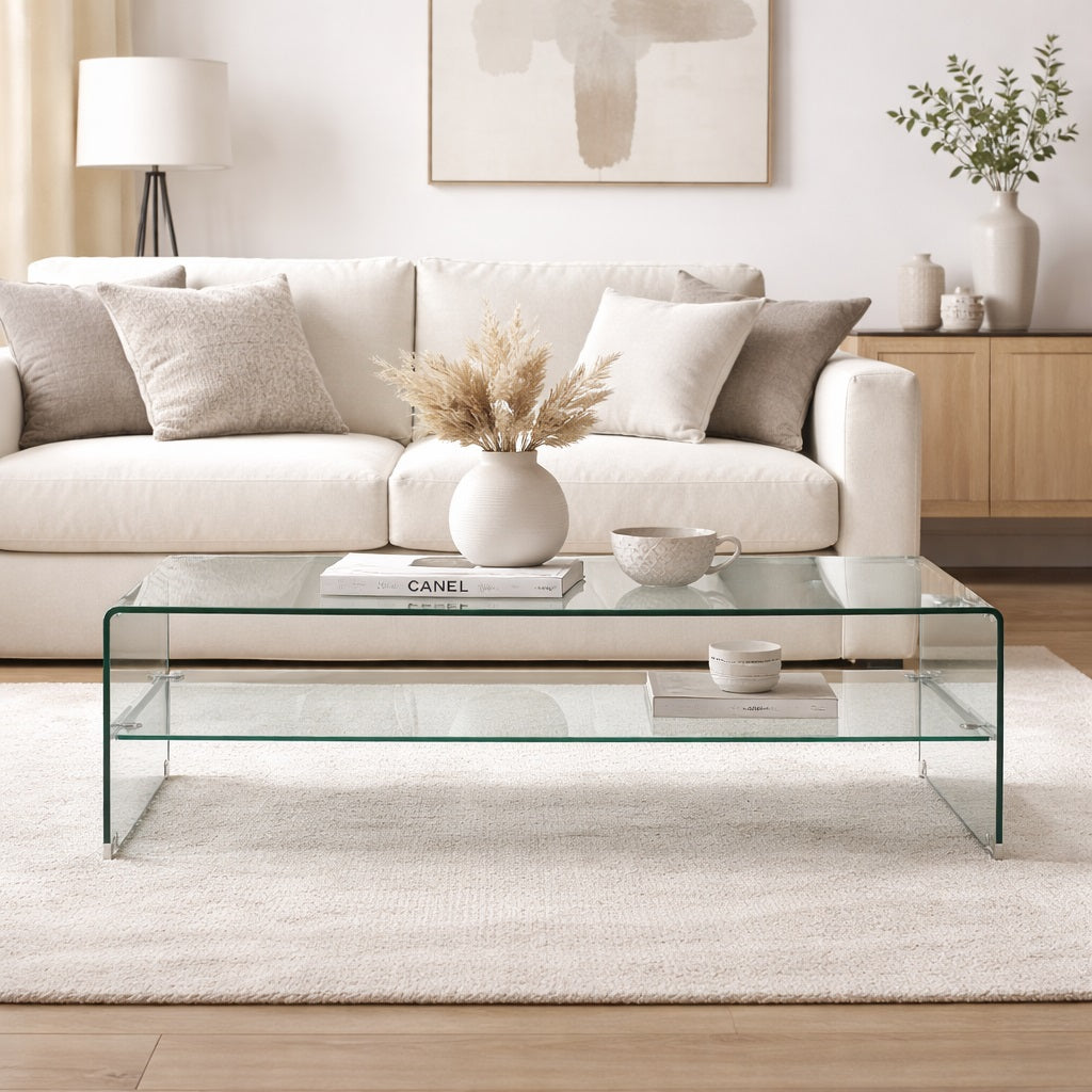 Table basse en verre au centre du salon, table basse design transparente avec étagère, style contemporain épuré
