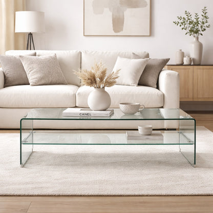 Table basse en verre au centre du salon, table basse design transparente avec étagère, style contemporain épuré
