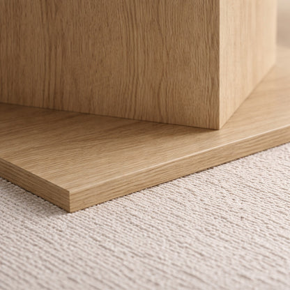 Gros plan sur le piètement d’une table basse en bois massif, table basse de salon stable et robuste.