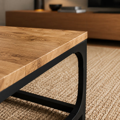 Gros plan sur table basse bois effet chêne avec structure métal noir dans un salon au style industriel moderne