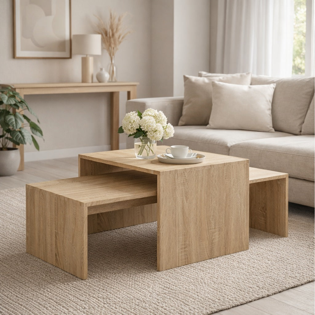 Table basse gigognes en bois chêne clair dans un salon moderne et épuré