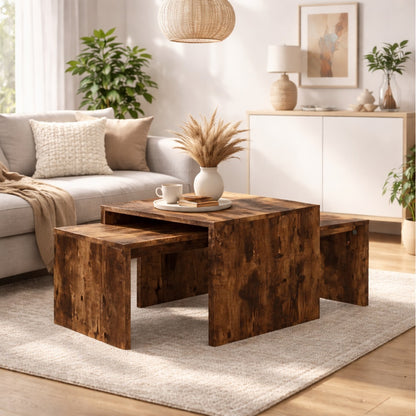Table basse gigognes en bois foncé dans un salon chaleureux, design moderne et modulable