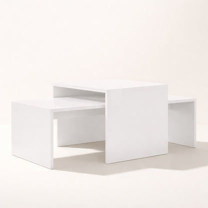 Table basse gigogne blanche contemporaine, volumes imbriqués et finition mate élégante