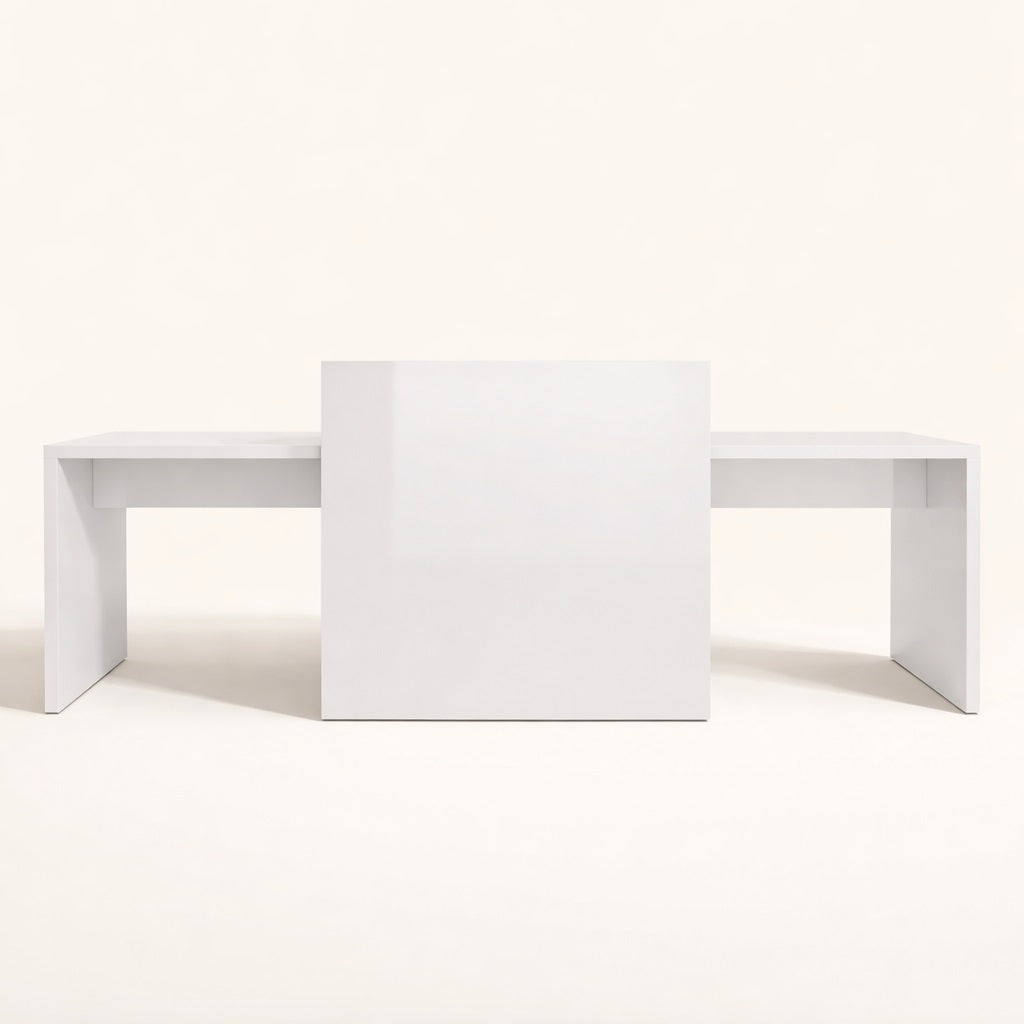 Table basse gigogne blanche vue de face, style architectural moderne et proportions équilibrées