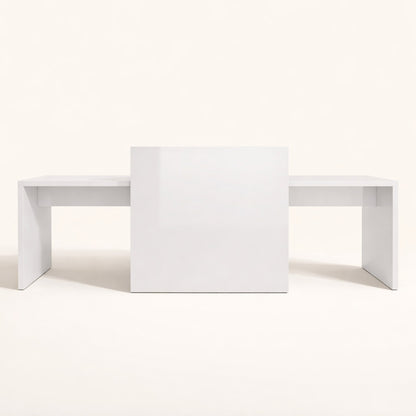 Table basse gigogne blanche vue de face, style architectural moderne et proportions équilibrées