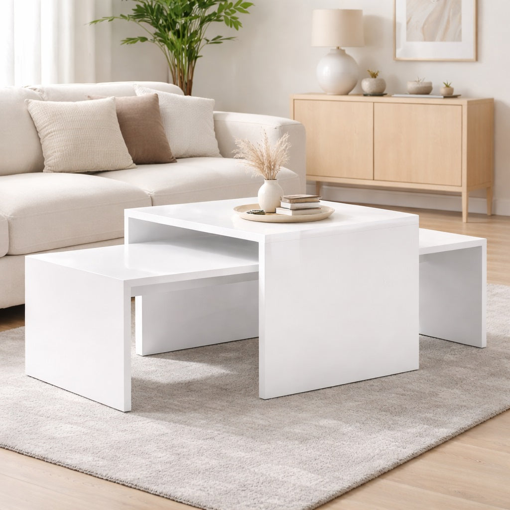 Table basse gigogne blanche dans salon lumineux, design moderne minimaliste et volumes imbriqués élégants