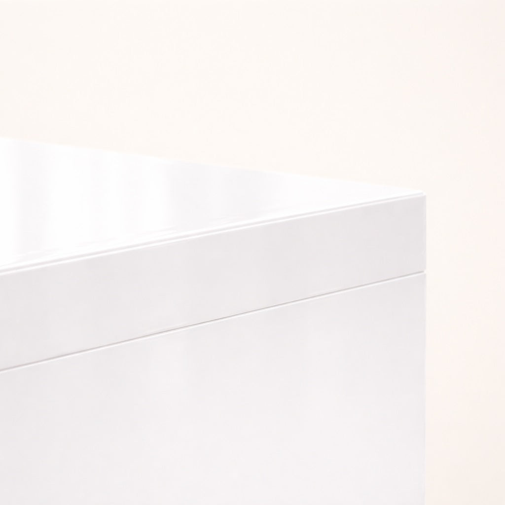 Détail finition table basse gigogne blanche, surface lisse et angles nets au design contemporain