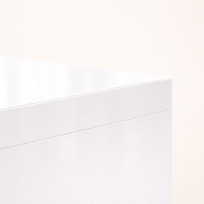 Détail finition table basse gigogne blanche, surface lisse et angles nets au design contemporain