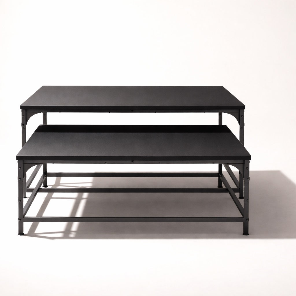 Table basse gigogne STRATA noir, vue frontale avec plateaux noirs et piètement métallique graphique.