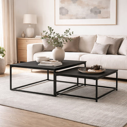 Table basse gigogne STRATA noir en situation, ensemble modulable élégant pour salon moderne.