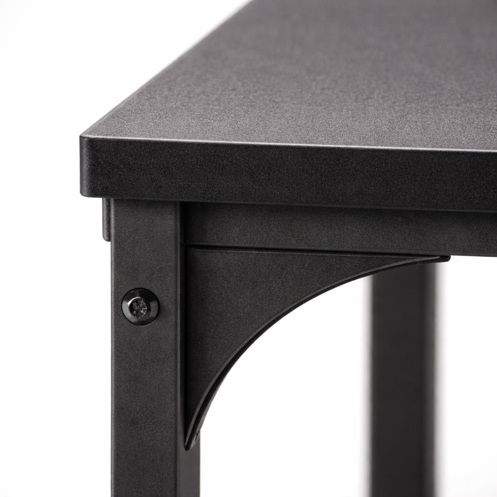 Détail de table basse gigogne STRATA noir, finition mate du plateau et structure métallique robuste.