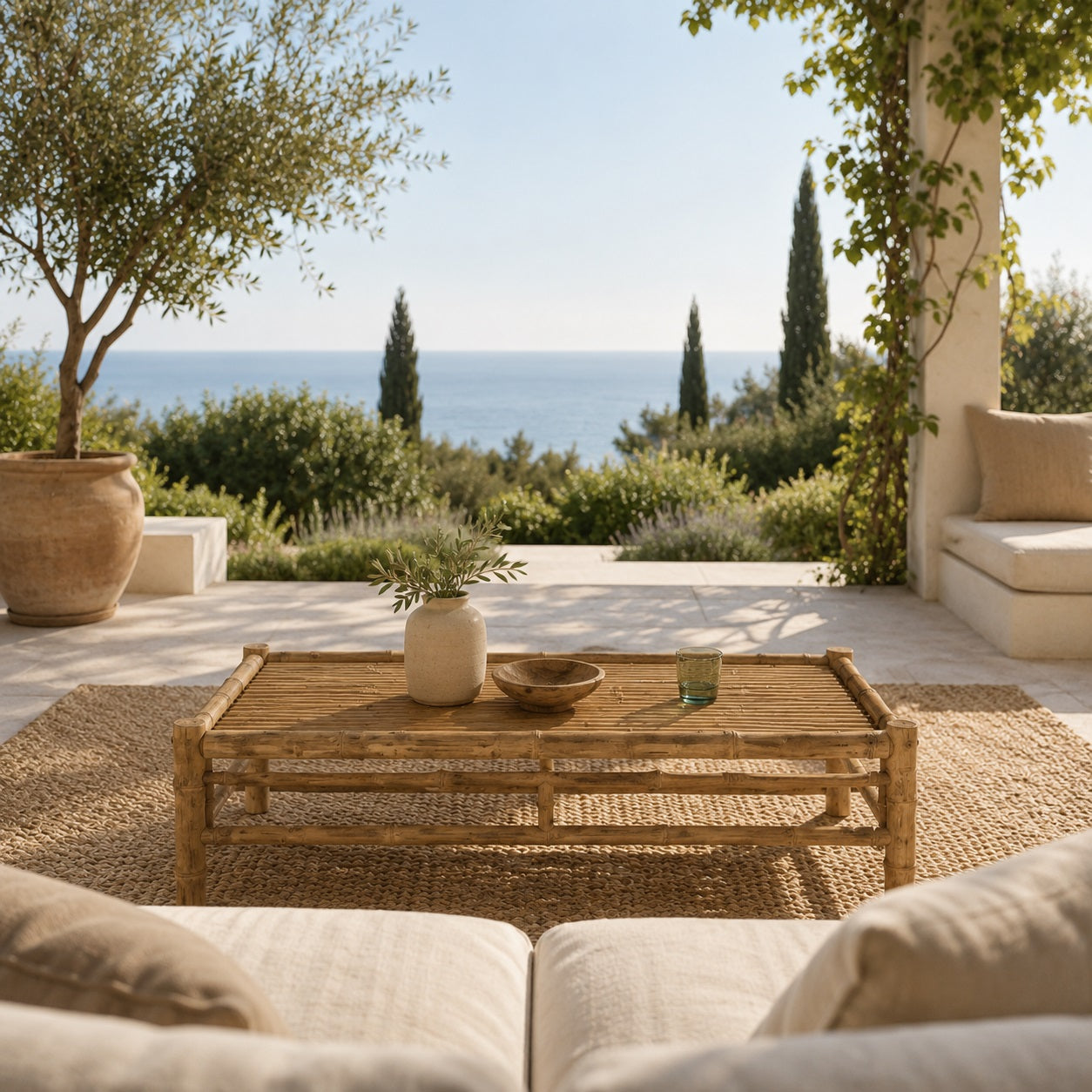 Table basse d'extérieur en bambou avec décoration terrasse vue mer, table basse de jardin bohème
