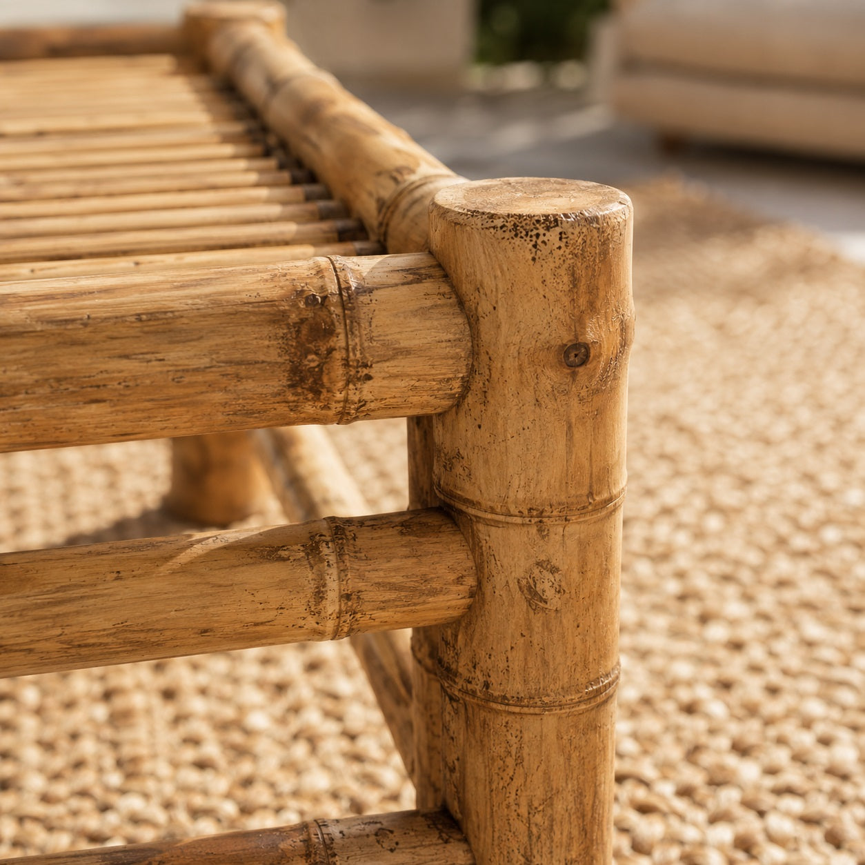 Gros plan d'une table basse de jardin en bambou, mettant en valeur la texture naturelle du bois avec un arrière-plan flou.