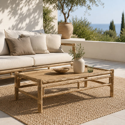 Table basse de jardin en bambou sur terrasse méditerranéenne, table basse d'extérieur naturelle