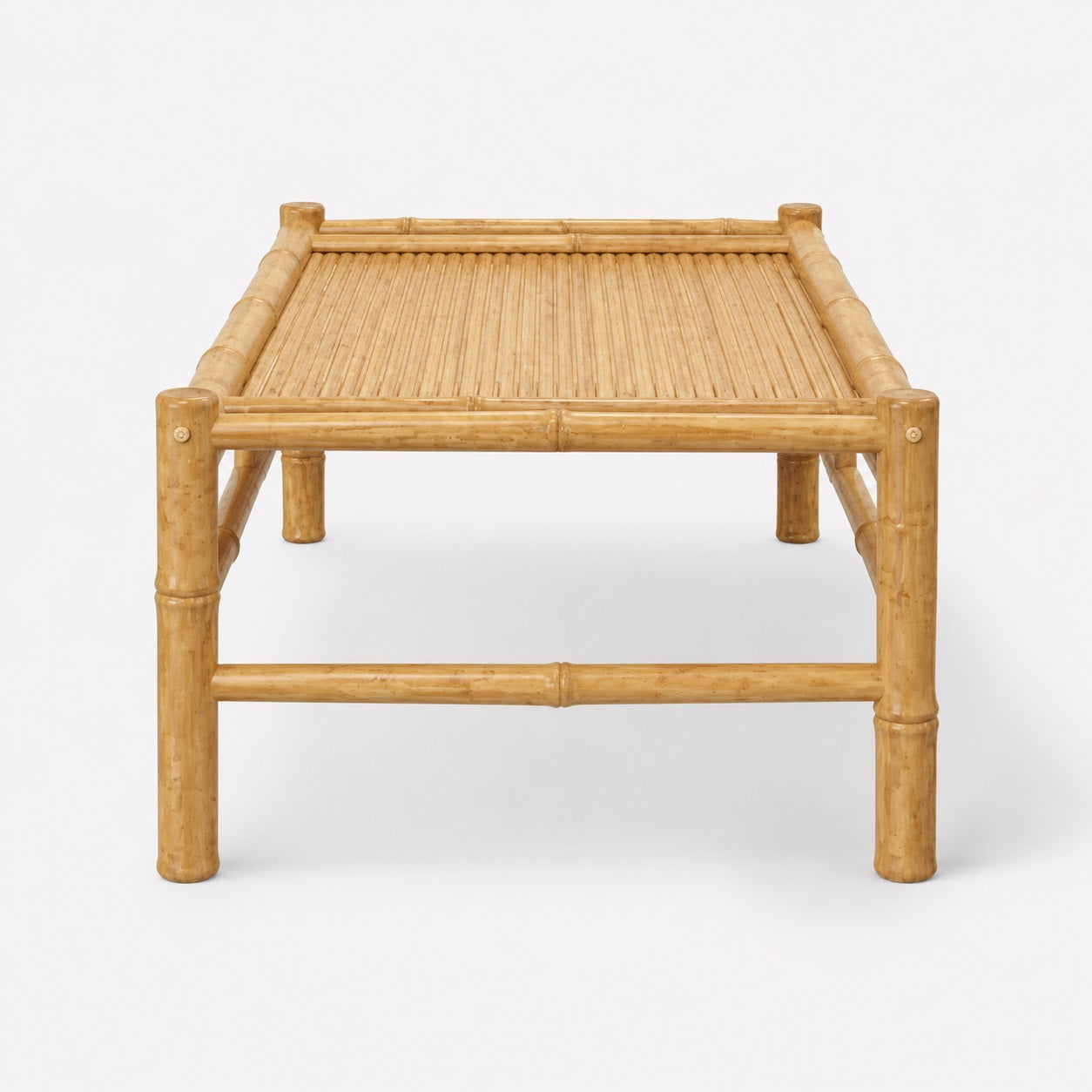 Vue latérale table basse de jardin en bambou naturel, table basse d'extérieur rectangulaire