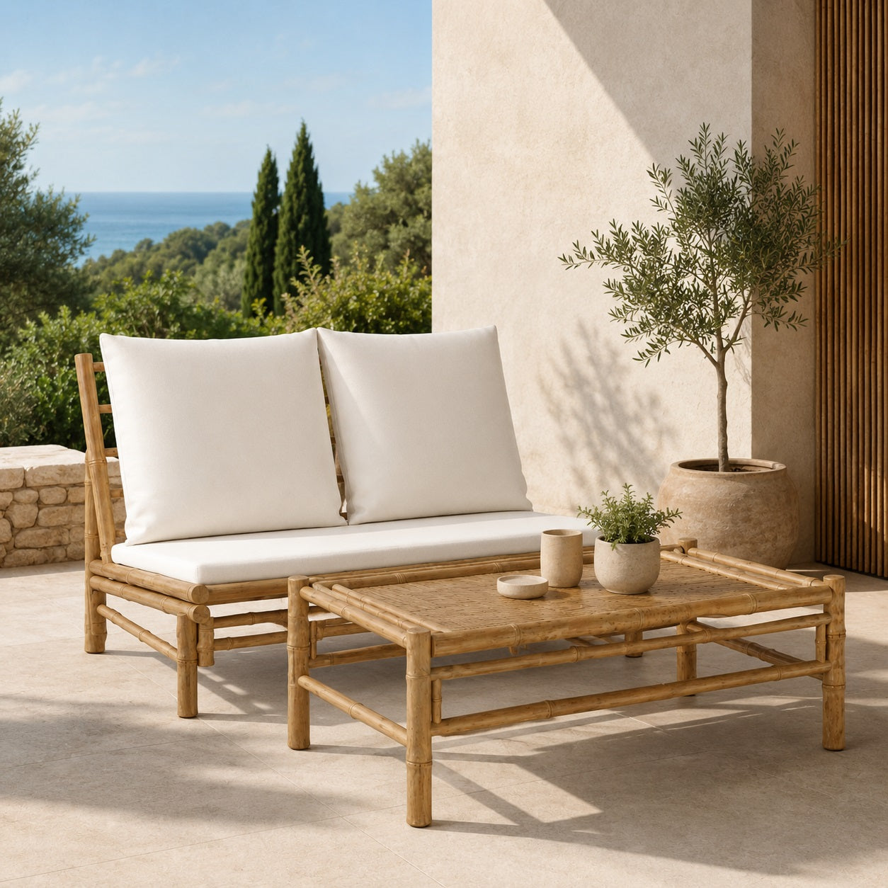 Table basse d'extérieur en bambou avec salon blanc sur terrasse, ambiance jardin méditerranéen