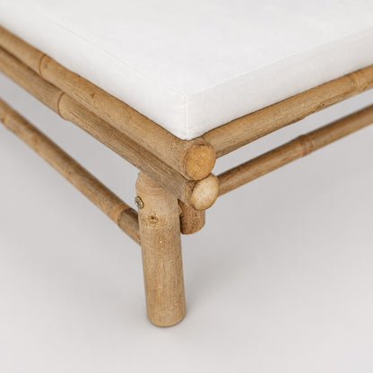 Détail structure bambou et coussin blanc, table basse d'extérieur et salon de jardin naturel