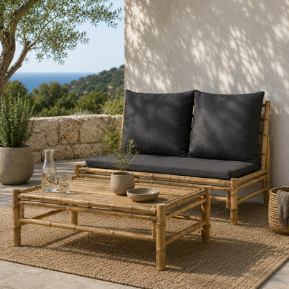 Table basse d'extérieur en bambou avec coussins gris sur terrasse, salon de jardin bohème