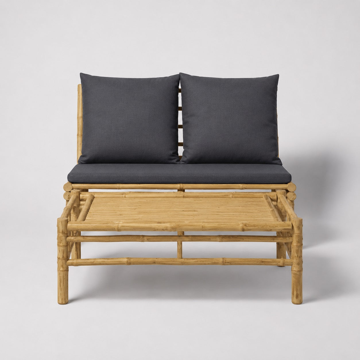 Ensemble salon bambou avec table basse de jardin et coussins gris, table basse d'extérieur moderne