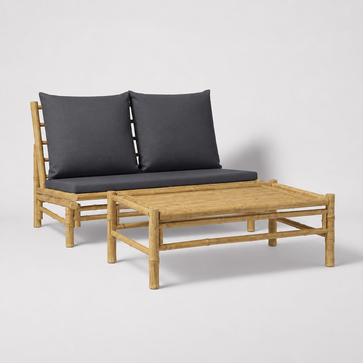 Table basse de jardin en bambou avec salon gris moderne, table basse d'extérieur élégante