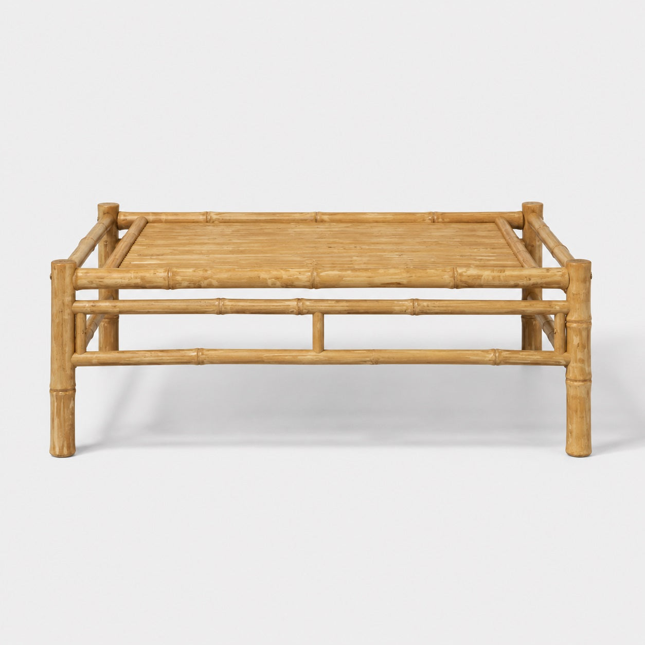 Table basse de jardin en bambou vue face avant, table basse d'extérieur style bohème naturel