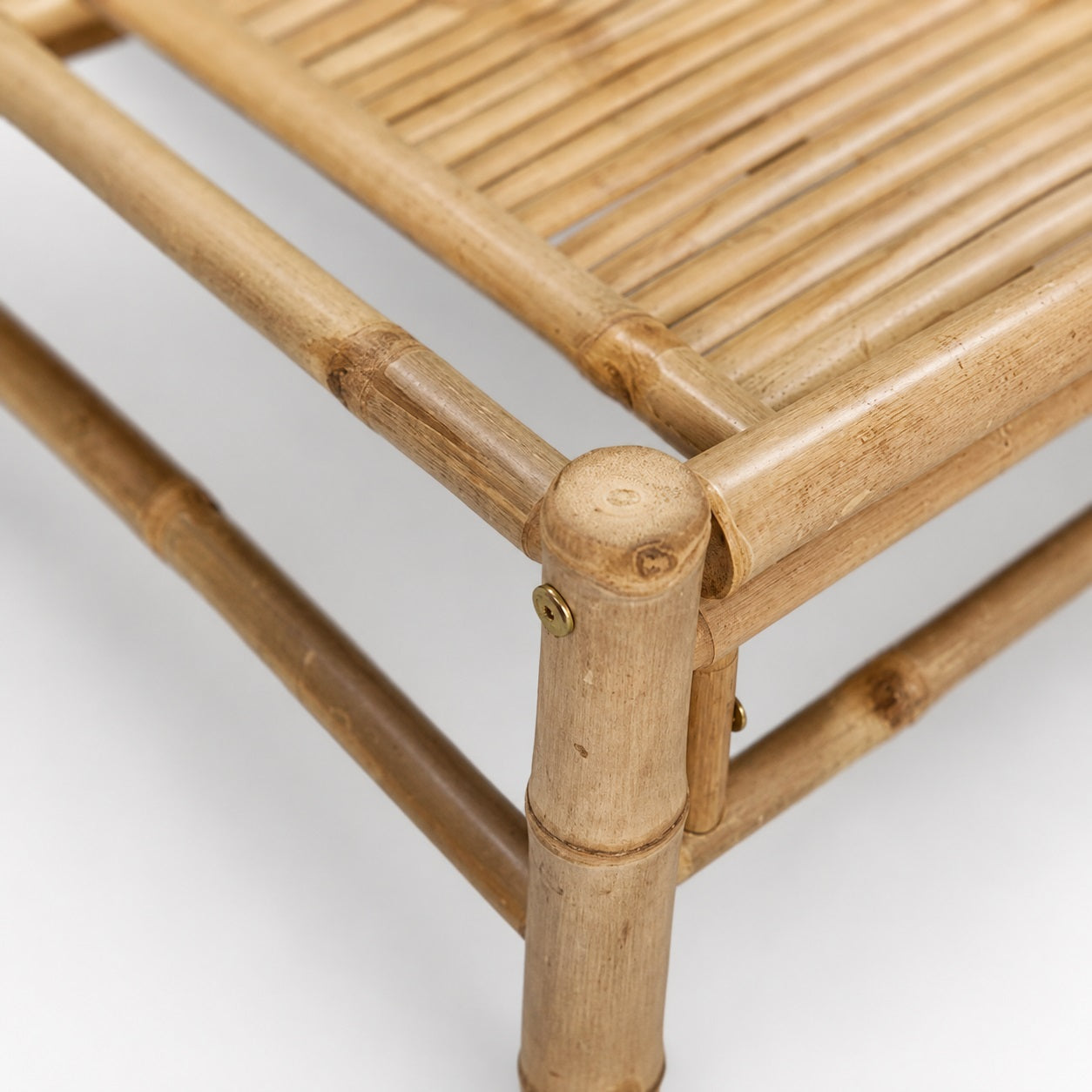 Détail structure bambou naturel, table basse de jardin artisanale et table basse d'extérieur design