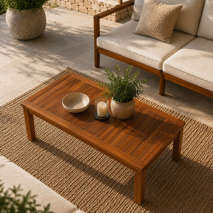 Table basse de jardin en bois vue à 60°, terrasse élégante avec mobilier d'extérieur, lumière naturelle et finition bois premium.
