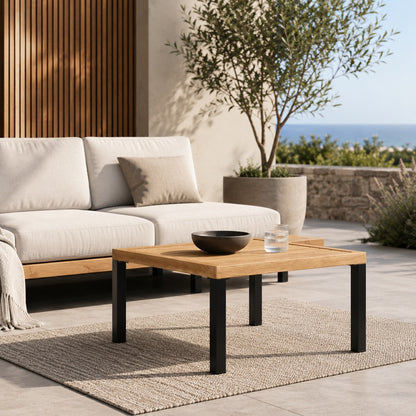 Table basse de jardin d’extérieure en bois naturel avec structure noire dans un salon de terrasse moderne.