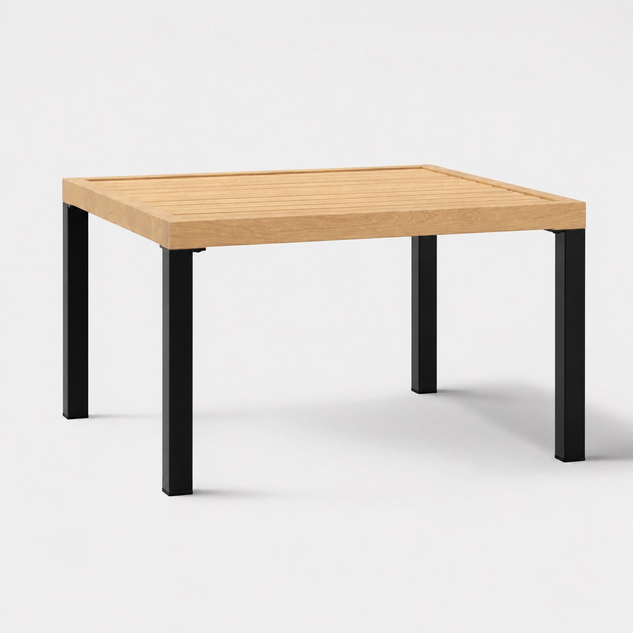 Table basse de jardin en bois et métal noir, design moderne pour terrasse ou salon d’extérieure élégant.