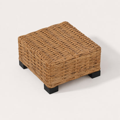 Vue haute d’une table basse de jardin en rotin tressé avec pieds noirs, table basse d’extérieur compacte design naturel.