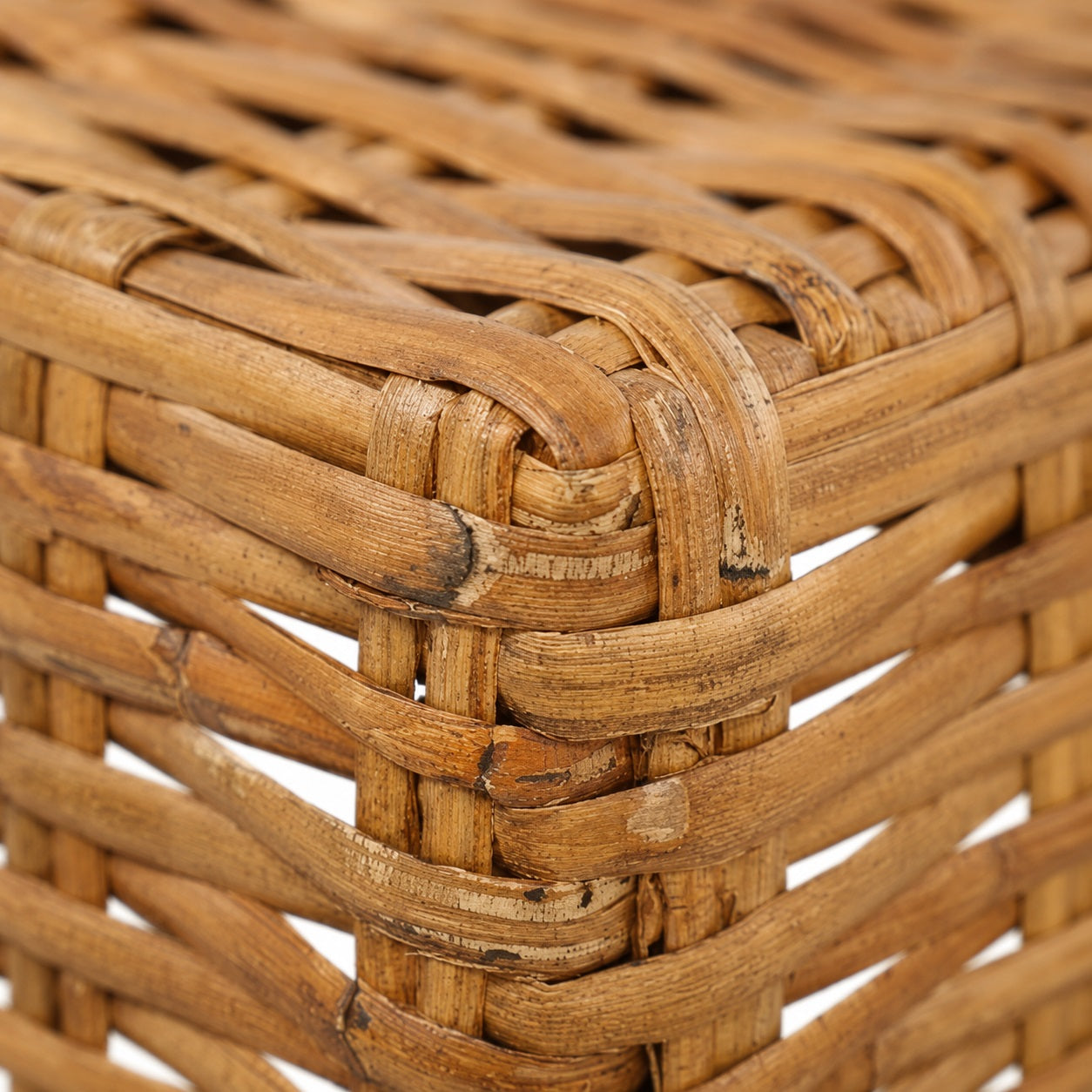 Détail du tressage en rotin naturel d’une table basse de jardin artisanale, finition authentique pour table basse d’extérieur bohème.