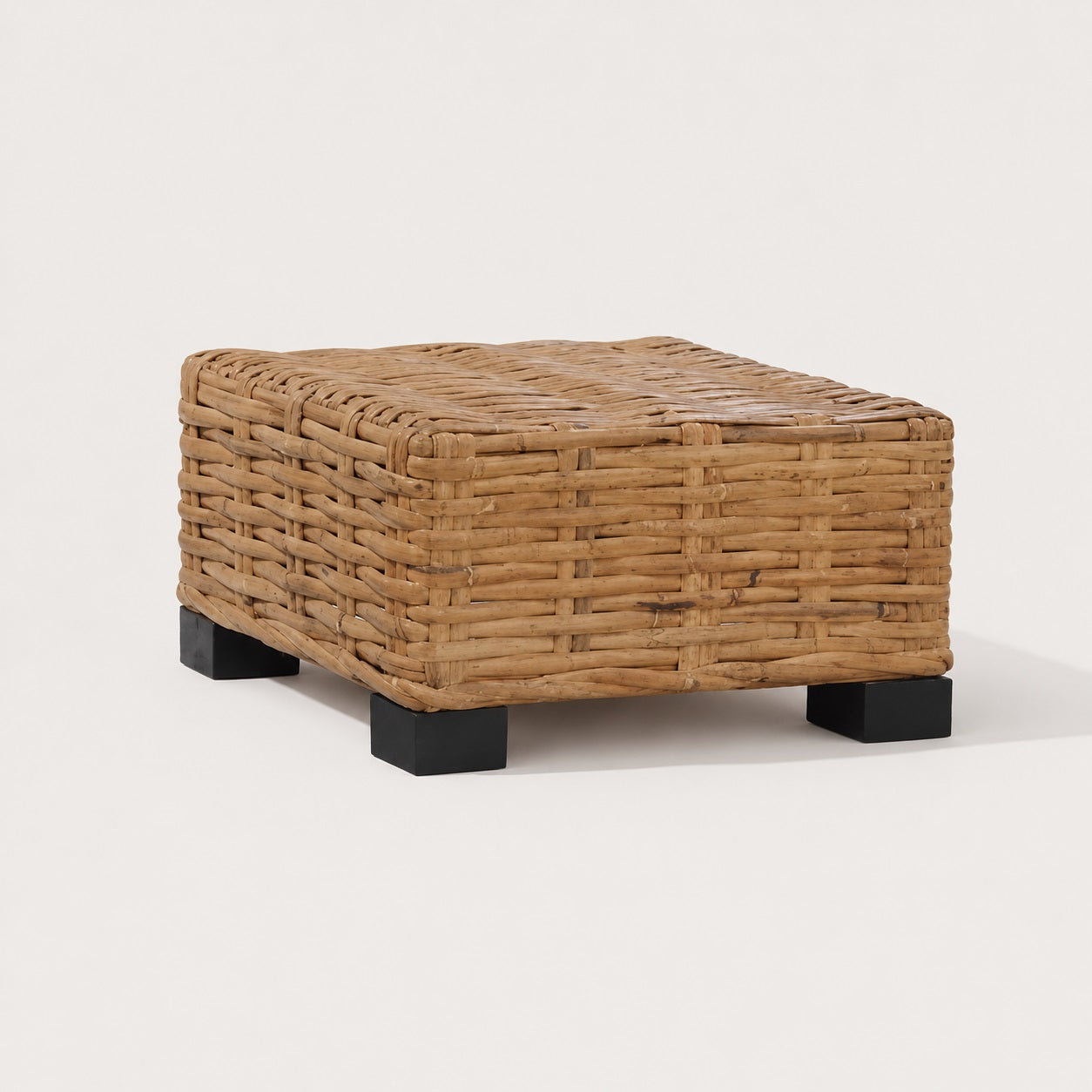 Table basse de jardin en rotin naturel avec pieds noirs, table basse d’extérieur carrée style bohème sur fond blanc.