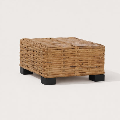 Table basse de jardin en rotin naturel avec pieds noirs, table basse d’extérieur carrée style bohème sur fond blanc.