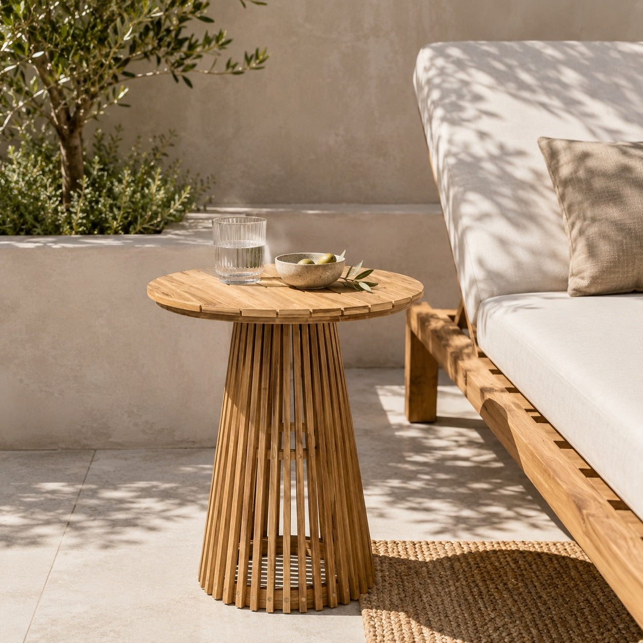 Petite table basse de jardin en bois naturel au design ajouré, idéale pour un espace d’extérieure raffiné.