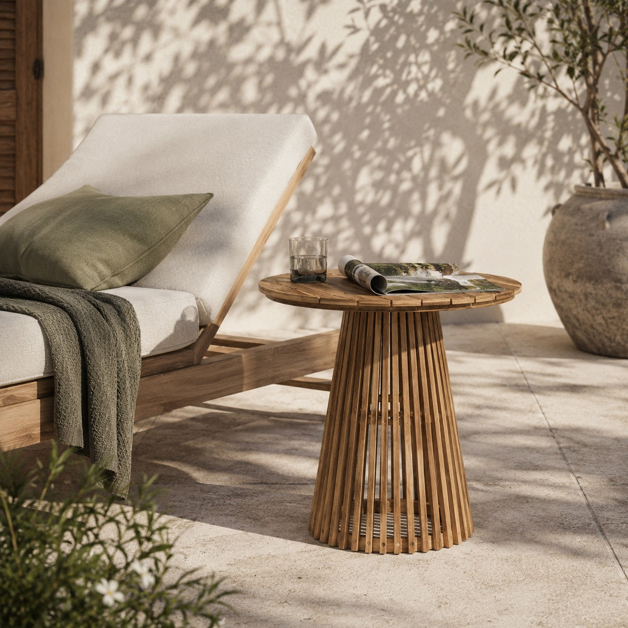 Table basse de jardin ronde en bois sur terrasse, parfaite comme table basse d’extérieure élégante et naturelle.