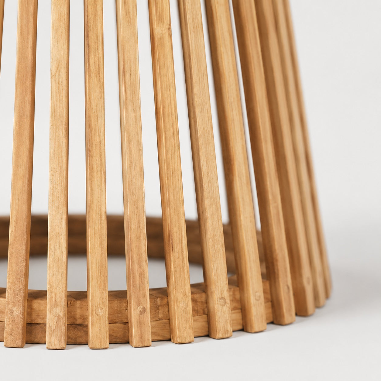 Détail du piètement en bois de la table basse de jardin, design artisanal pour extérieur élégant.