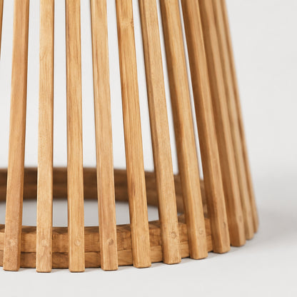 Détail du piètement en bois de la table basse de jardin, design artisanal pour extérieur élégant.