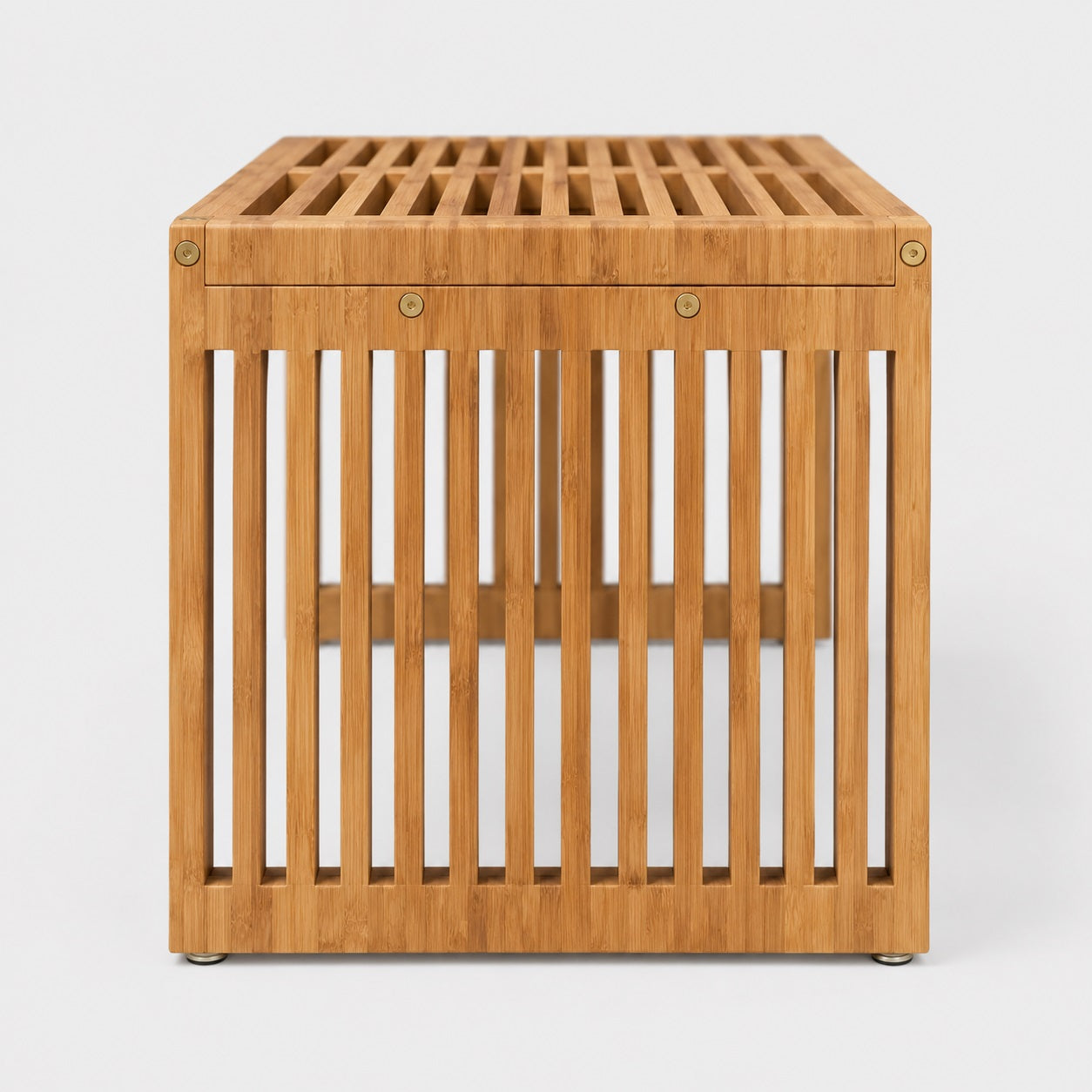 Vue latérale de la table basse de jardin Kanoa en bois à lattes, table basse d’extérieure design et robuste