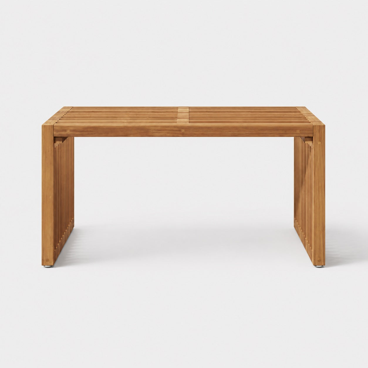 Vue face de la table basse de jardin Kanoa en bois naturel, table basse d’extérieure contemporaine
