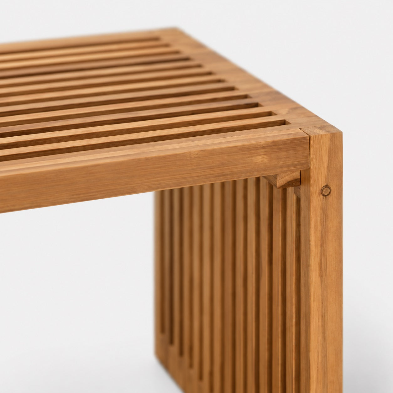 Détail des finitions de la table basse de jardin Kanoa, table basse d’extérieure en bois à lattes raffinée