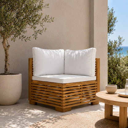 Table basse de jardin design sur terrasse ensoleillée, table basse d’extérieure en bois naturel ajouré