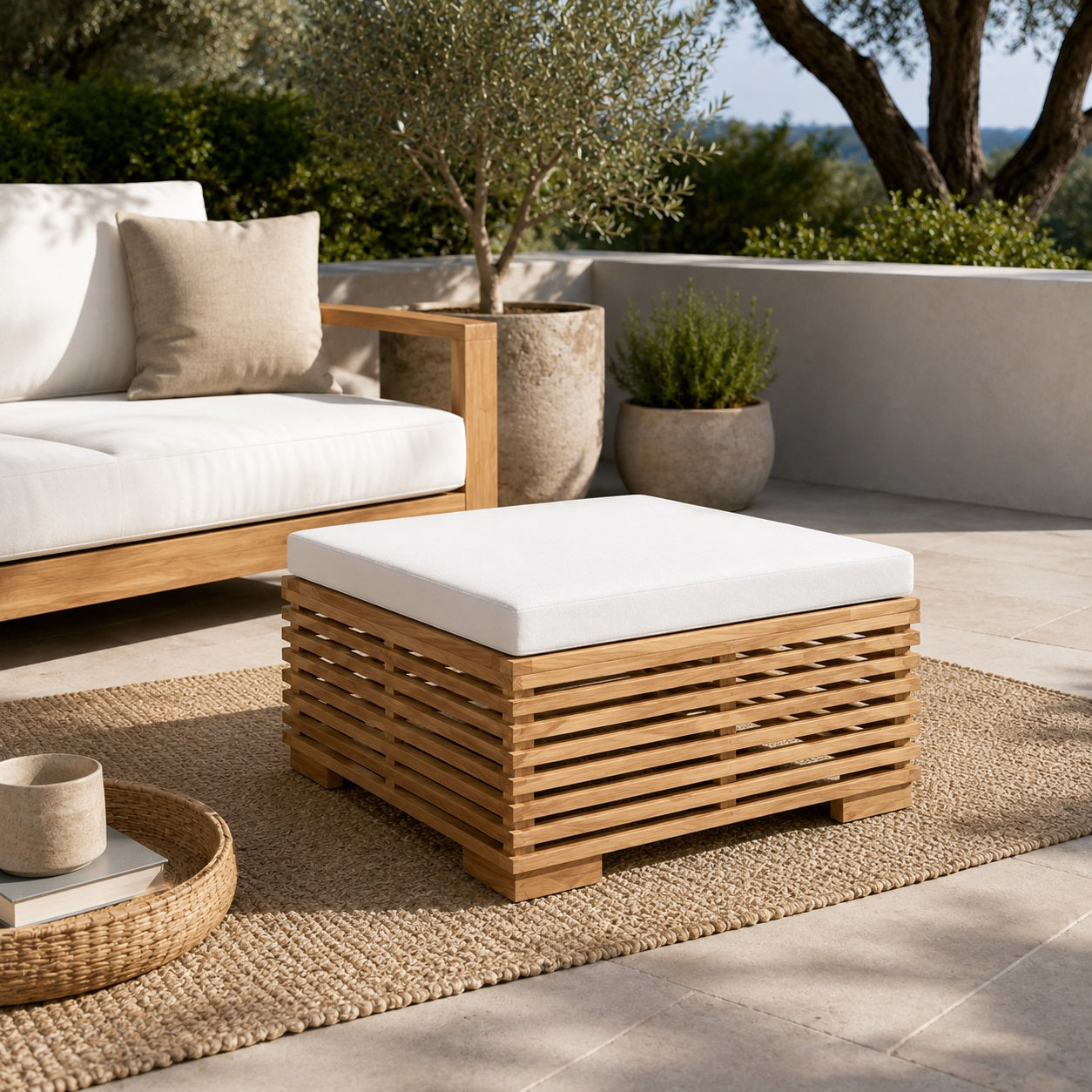 Table basse de jardin style lounge avec coussin blanc, table basse d’extérieure pour terrasse moderne