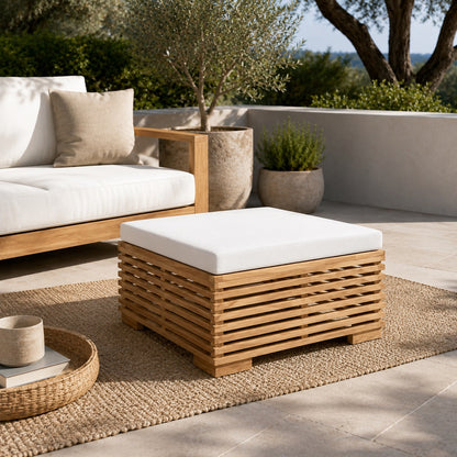 Table basse de jardin style lounge avec coussin blanc, table basse d’extérieure pour terrasse moderne