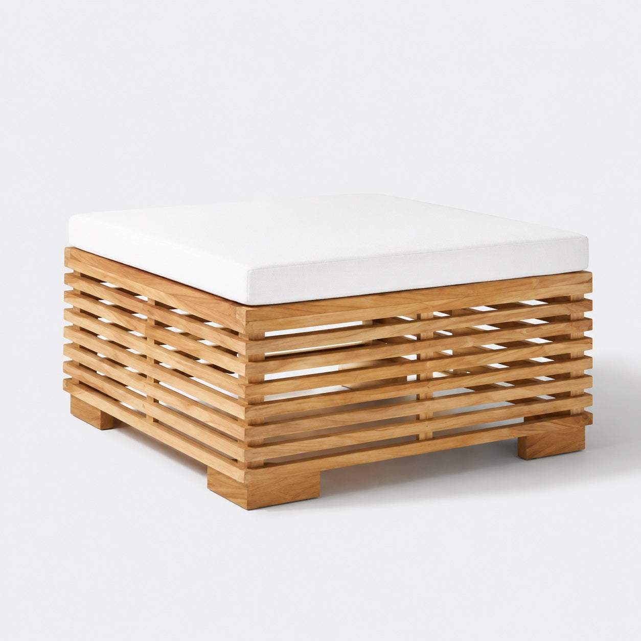 Table basse de jardin avec coussin blanc, table basse d’extérieure en bois ajouré moderne et élégante