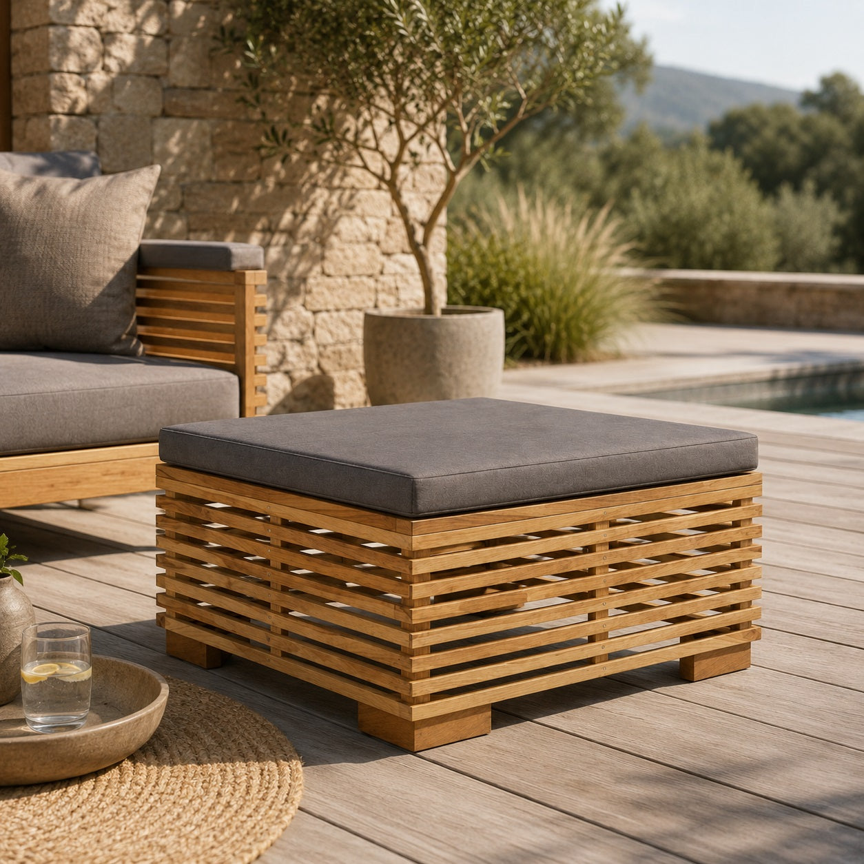 Table basse de jardin gris anthracite sur terrasse, table basse d’extérieure style lounge élégant