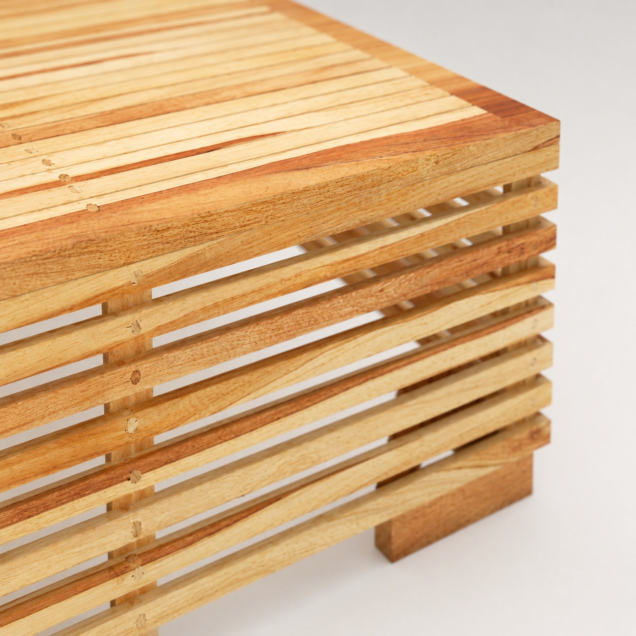 Zoom sur bois massif ajouré, table basse de jardin et table basse d’extérieure style contemporain
