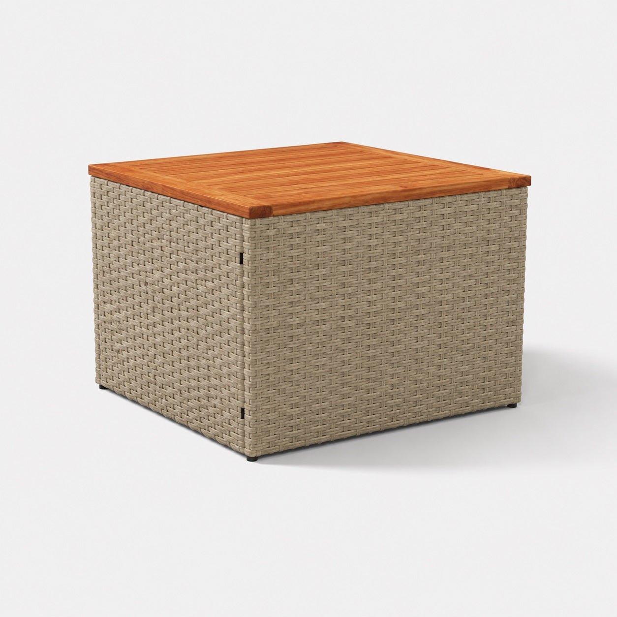 Table basse de jardin tressée beige avec plateau en bois, idéale pour terrasse et salon d’extérieure moderne.
